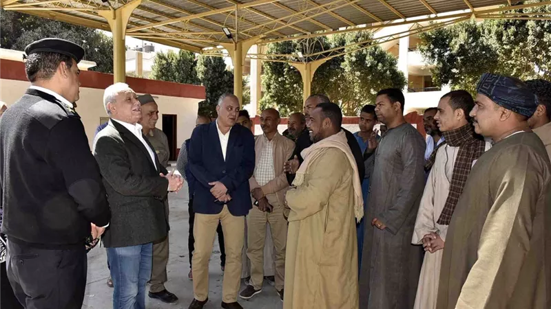 محافظ الأقصر يتفقد المشروعات الجارية فى مركز إسنا