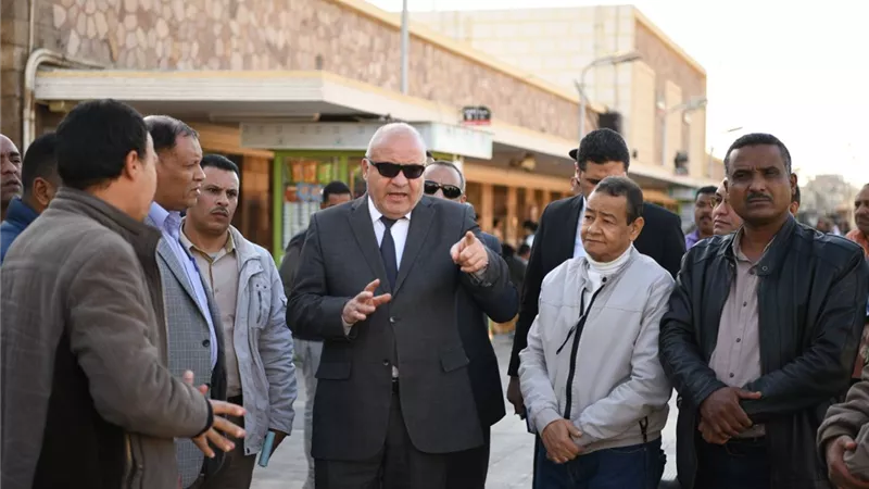 محافظ قنا يتفقد محطة سكة حديد قنا لبحث شكاوى المواطنين