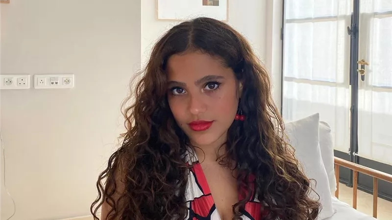 ابنة الهضبة بإطلالة جريئة وجذابة