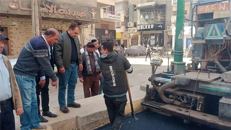 رصف شارع الجلاء بحي شمال مدينة ملوي ضمن خطة رفع كفاءة الطرق