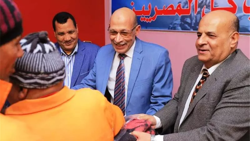 إحنا معاك .. توزيع 100بطانية على عمال النظافة في أمانة مطاى