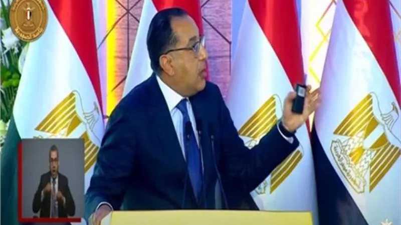 5 أنفاق و7 كباري و5 مطارات.. مدبولي يستعرض مشروعات الربط البرى والتطوير بسيناء.. إنفو جراف