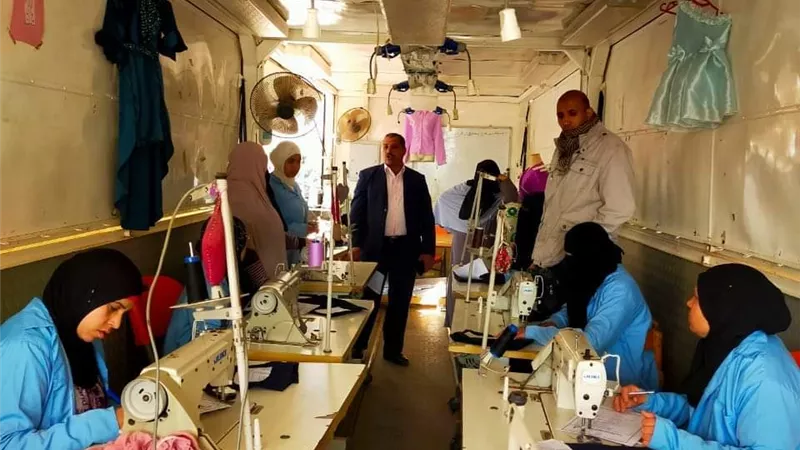 القوي العاملة بالمنيا تدرب السيدات على التفصيل بقرية أبيوها