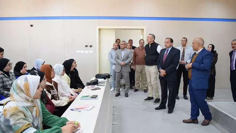 رئيس جامعة بني سويف يتفقد الجامعة الأهلية