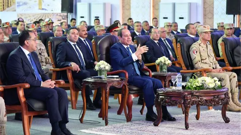 متحدث الرئاسة ينشر صور تفقد الرئيس اصطفاف المعدات المشاركة في تنفيذ خطة الدولة لتنمية وإعمار سيناء