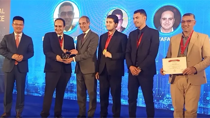 وزير الاتصالات يكرم خريج من الجامعة المصرية الروسية.. بالصور