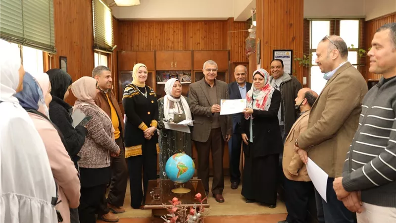 رئيس جامعة الزقازيق يكرم عددًا من أخصائيي المكتبات