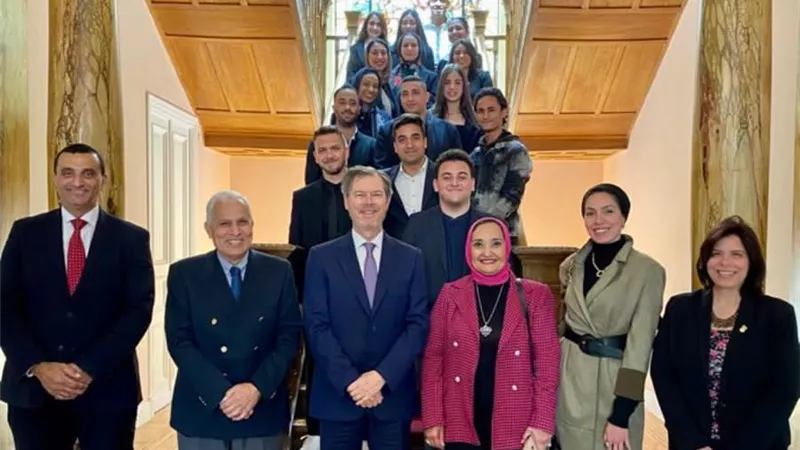 سفير إسبانيا يستقبل طلاب اللغة والإعلام بالأكاديمية ويهنئهم بالدراسة في جامعة اوتونوما برشلونة