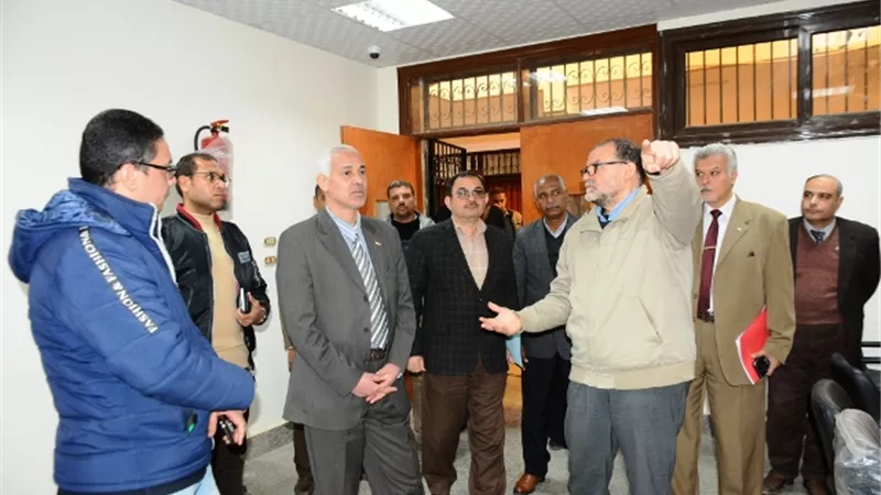 نائب رئيس جامعة أسيوط في جولة تفقدية بمراكز الاختبارات