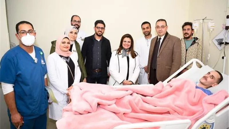 وزيرة الهجرة تزور المصري العائد من موزمبيق