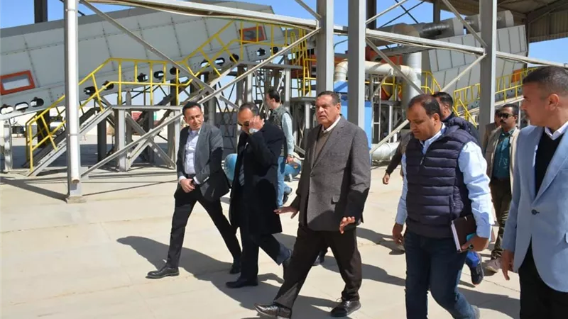 وزير التنمية المحلية يتفقد مصنع تدوير المخلفات بقرية تونا الجبل