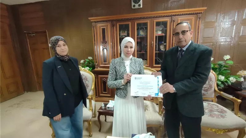 محافظ شمال سيناء يكرم عدد من أطباء الطب البيطري لاجتيازهم الدورة