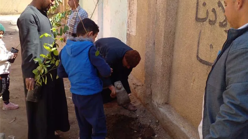 زراعة أشجار مثمرة بمركز ديرمواس ضمن المبادرة 100 مليون شجرة