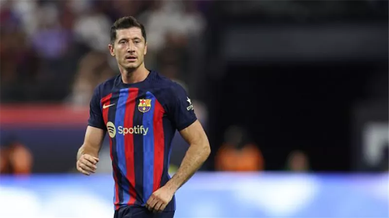 ليفاندوفسكي مهدد بالغياب عن صفوف برشلونة في الكلاسيكو