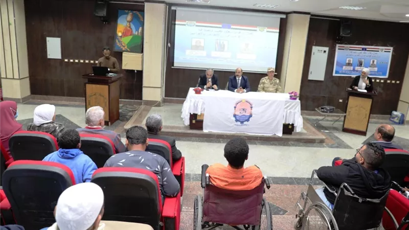 محافظ أسوان يسلم الطلاب ذوى الهمم شهادات الإعفاءالنهائية من الجيش