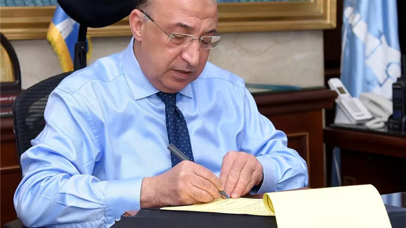 لتقاعسهم عن عملهم..نقل 9موظفين من حي شرق الأسكندرية