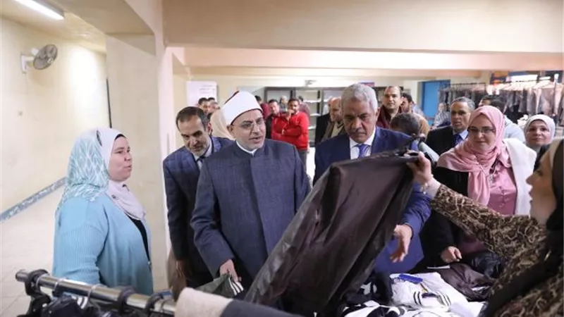 رئيس جامعة الأزهر يفتتح المعرض الخيري للملابس بكلية الدراسات