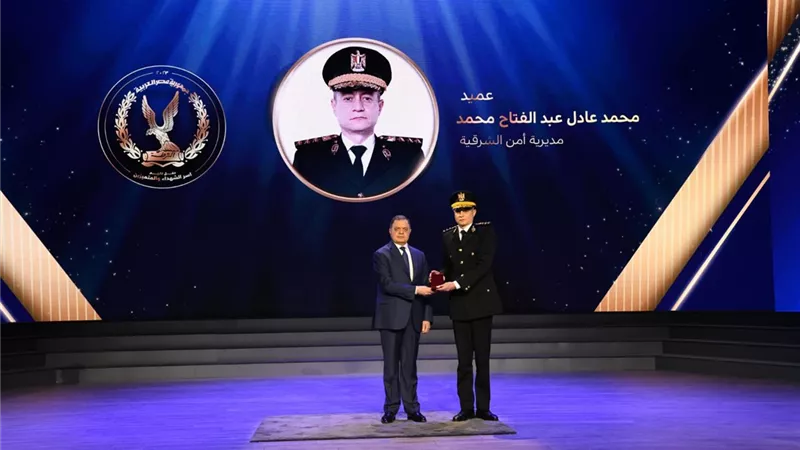 وزير الداخلية يكرم أسر الشهداء والمصابين والمتميزين من رجال الشرطة