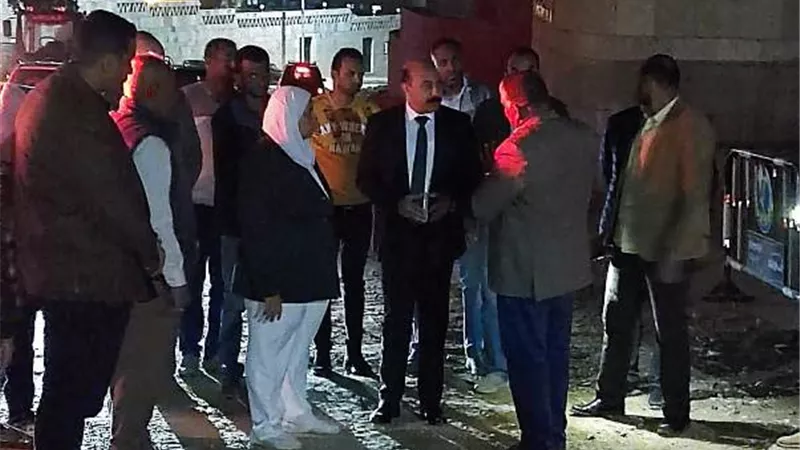محافظ أسوان يتفقد أعمال رصف طريق الفنادق