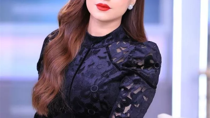 بالأسود .. ياسمين عز تجذب القلوب بجمالها فى أحدث إطلالتها
