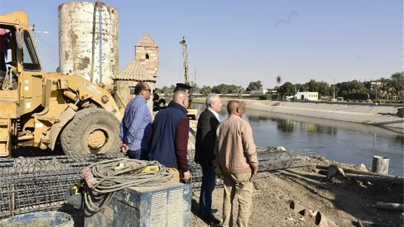 محافظ الاقصر يتفقد سير الأعمال فى إنشاءات كوبرى الطود
