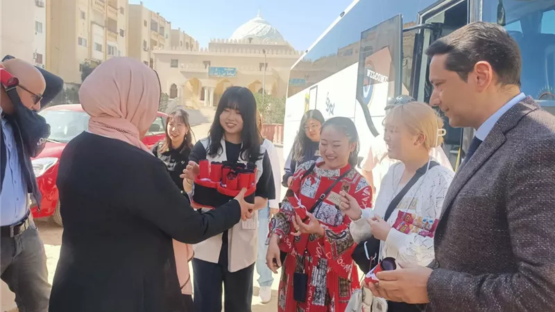 المدارس المصرية اليابانية بالغردقة يستقبل طلاب جامعة توكاى