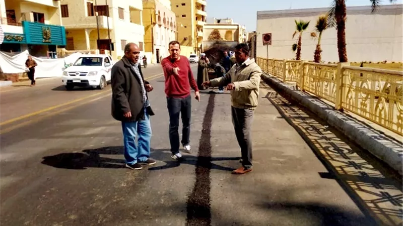 رئيس مدينة الاقصريتابع ترميم شارع المطافى ورفع مستوى النظافة