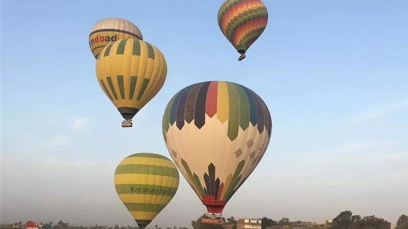 1300 سائح على متن 51 رحلة بالون فى سماء الأقصر