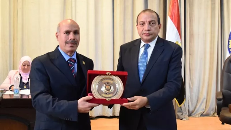 مجلس جامعة بني سويف يكرم عميد كلية الزراعة السابق