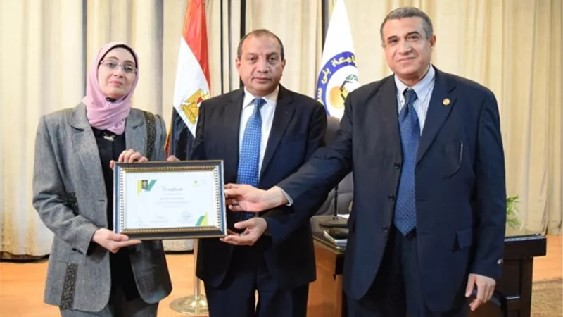 رئيس جامعة بني سويف يتسلم شهادة التصنيف الدولي للجامعات الخضراء