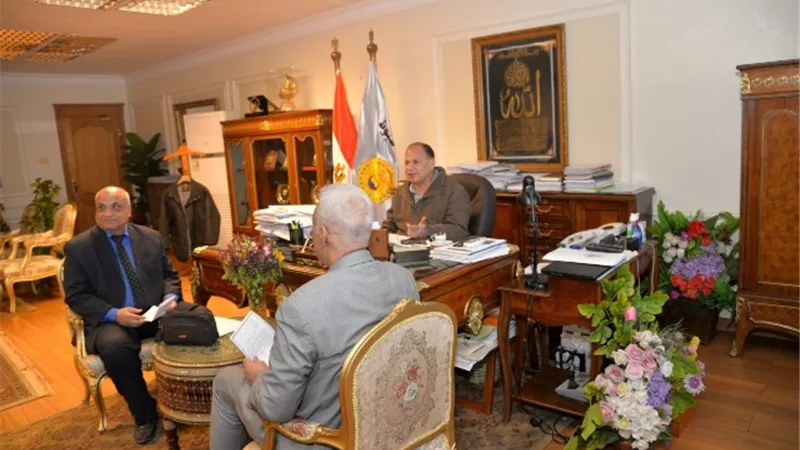محافظ أسيوط:جارى توريد 6670 تختة مدرسية من هيئة الأبنية التعليمية