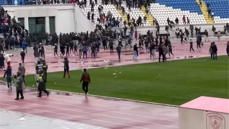 فتح تحقيق بعد تحول ملعب العربي الزاولي بالمغرب لبركة مياه