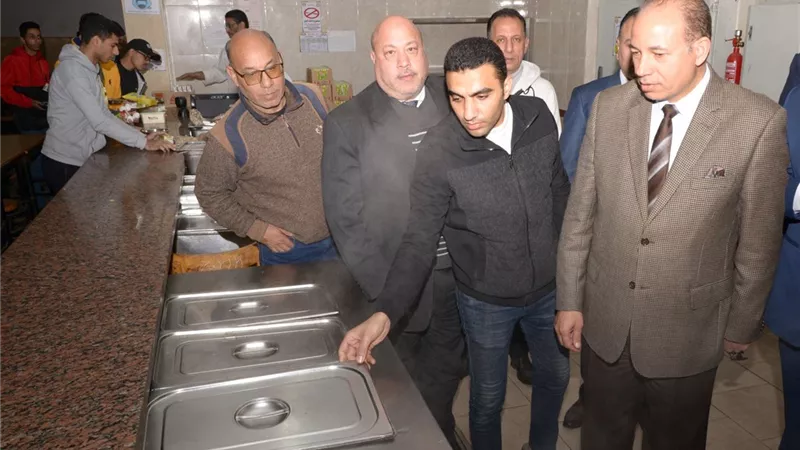 زيارة مفاجئة لرئيس جامعة المنصورة لتفقد مستوى الوجبات بالمدن