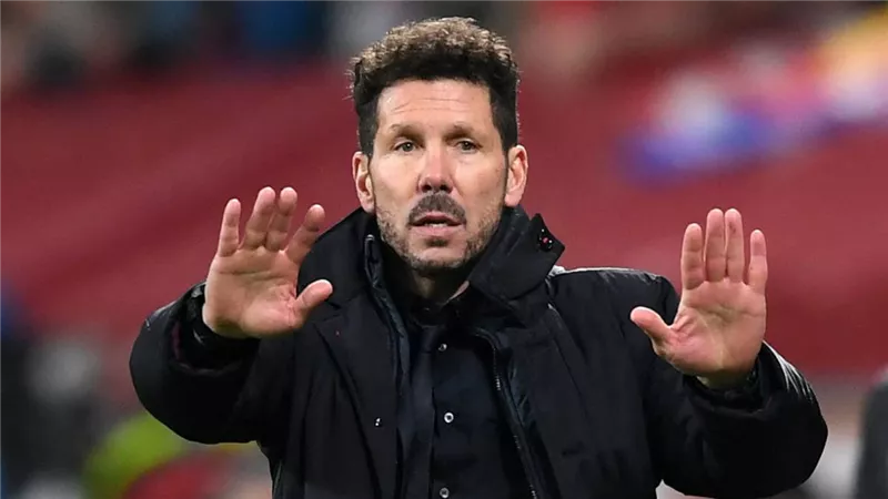 أتلتيكو مدريد يدرس إقالة سيميوني.. والبديل يشترط ضم نجم برشلونة