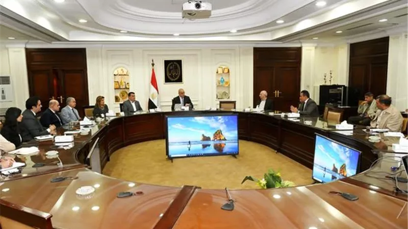 الجزار يستعرض التصميمات الداخلية للفنادق بمشروع التجلى الأعظم