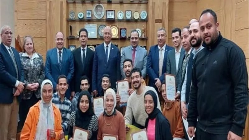 تكريم الطلاب المتميزين فى الأنشطة الطلابية والمسابقات بجامعة بنها