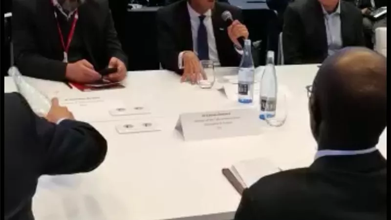 طلعت يعقد مباحثات مع مسئولى كبرى شركات الاتصالات العالمية