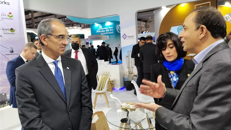وزير الاتصالات فى زيارة لجناح جرايسكايز بالمعرض الدولى للهواتف المحمولة