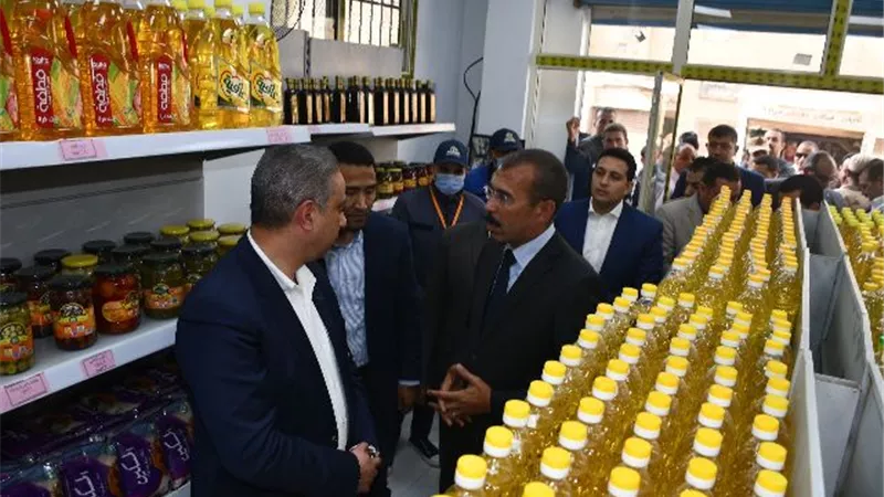 الأنصاري يفتتح منفذ بيع منتجات جهاز مشروعات الخدمة الوطنية