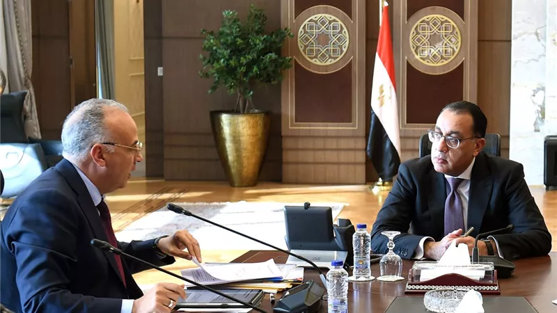رئيس الوزراء يتابع مع وزيرالرى نتائج زيارته لعدد من دول حوض النيل