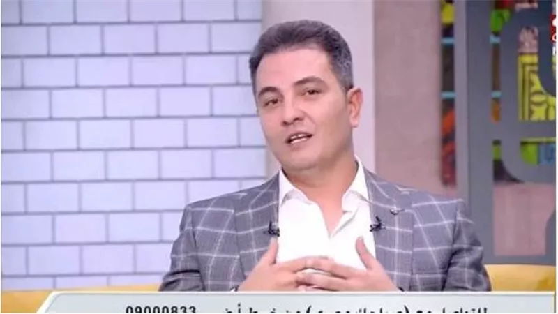 استشاري تركيبات الأسنان يكشف الأسباب المتعددة وراء تآكل اللثة