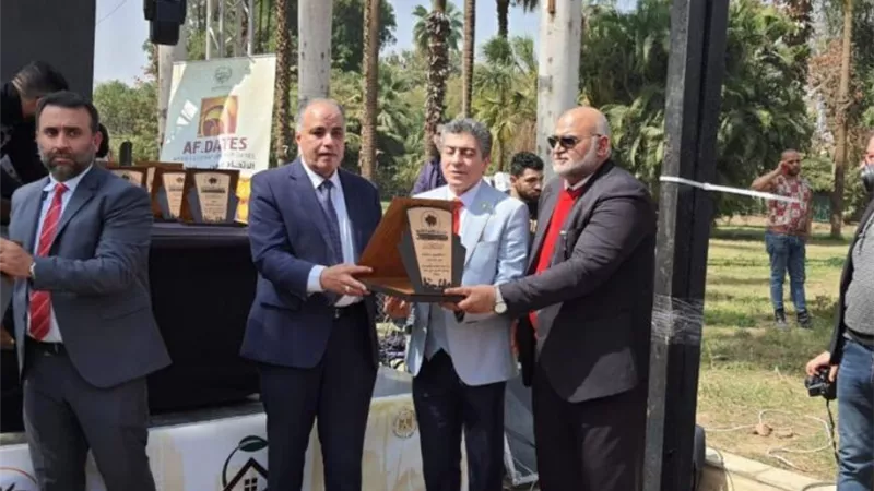 ابوالمعاطي يتسلم درع تكريم نقيب الزراعين في مهرجان القاهرة للتمور