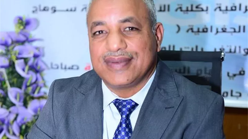 د. محمد توفيق عميدا لآداب سوهاج