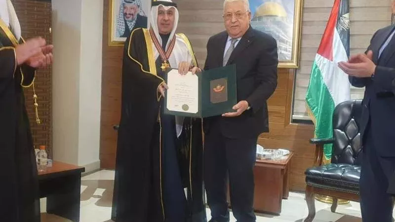 الرئيس الفلسطيني يمنح السفير الكويتي نجمة القدس