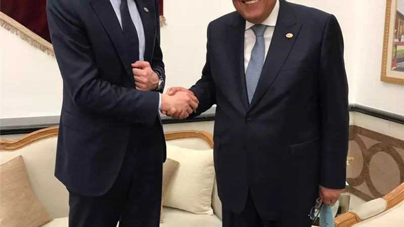 وزير الخارجية يبحث مع نظيره الهولندي سبل تعزيز العلاقات الثنائية
