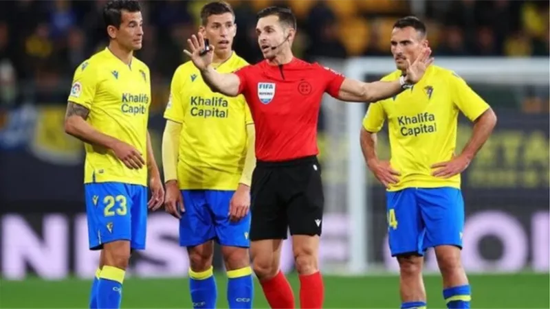 رسمبا.. قادش يطالب بايقاف الدورى الاسبانى