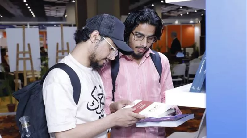 حكماء المسلمين بمعرض نيودلهي يحظى باهتمام طلاب المدارس والجامعات
