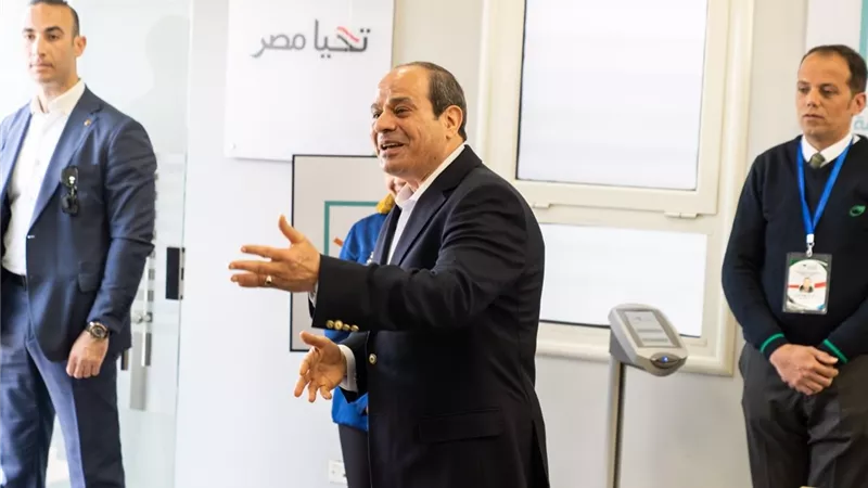 السيسي يتفقد المجمع الزراعي ومركز إنتاج الألبان و مكتب البريد بمركز ملوى