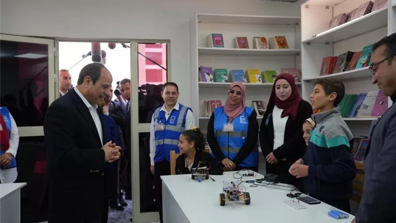 الرئيس السيسي يتفقد مكتبة حياة كريمة داخل مركز الشباب بقرية المعصرة