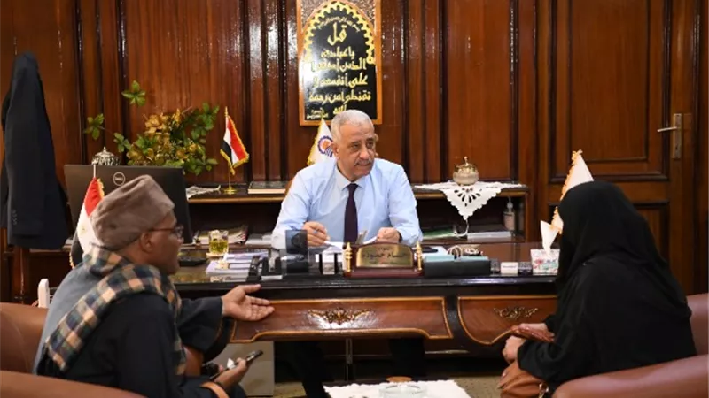 محافظ قنا يستقبل عددا من المواطنين لبحث شكاواهم ومطالبهم